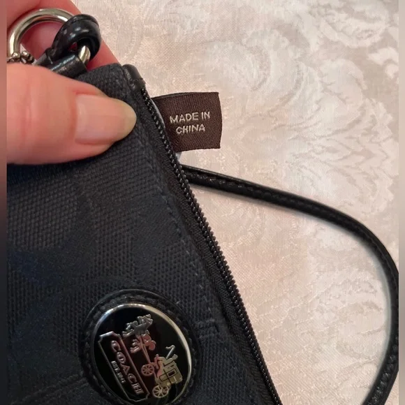 Coach Signature Wristlet Horse & Carriage, canvas with leather strap and hangtag - Picture 9 of 9